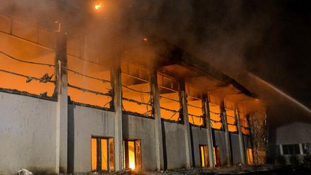 Blick auf die brennende Sporthalle in Nauen (August 2015). Die Sportstätte war als Notunterkunft für etwa 100 Flüchtlinge geplant.