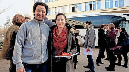 Von der Uni ins Flüchtlingsheim. Rund 30 Elite-Studenten aus Harvard besuchten die Unterkunft in Stahnsdorf und nahmen interessante Eindrücke mit.