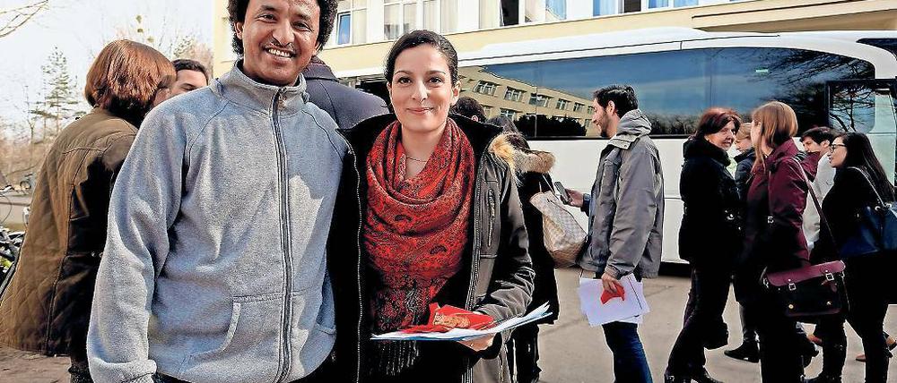 Von der Uni ins Flüchtlingsheim. Rund 30 Elite-Studenten aus Harvard besuchten die Unterkunft in Stahnsdorf und nahmen interessante Eindrücke mit.