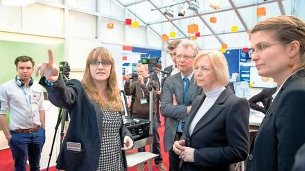Mädchen sind gefragt. HPI-Studentin Lisa Ihde (links) stellte am Montag auf der Cebit-Messe Bundesbildungsministerin Johanna Wanka (2. v. r.) ihren neuen IT-Onlinekurs vor, der sich vor allem an Mädchen richtet.