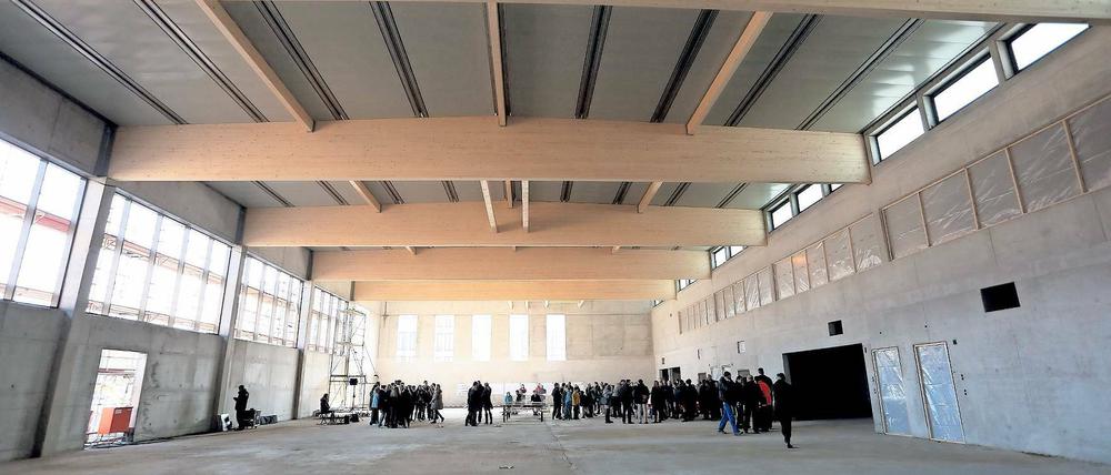 Eine Halle für drei. Die neue Turnhalle, bei der gestern Richtfest gefeiert wurde, soll Schülern von zwei Gymnasien und einer Grundschule dienen. Die Halle kostet 4,6 Millionen Euro, fast 1,2 Millionen Euro gehen in die Gestaltung der Außenanlagen.