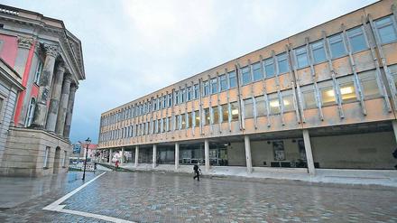 Darf bis mindestens 2017 stehen. Das Gebäude der Fachhochschule neben dem Landtagsschloss soll laut Leitbautenkonzept abgerissen werden, um den historischen Stadtgrundriss wieder herzustellen. Geplant sind dort mehrgeschossige Neubauten.