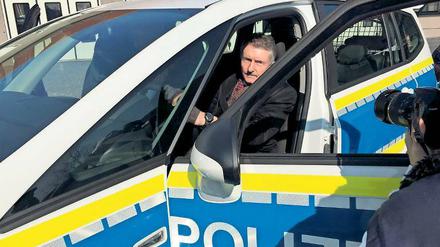 Ein Einsatz: Innenminister Schröter im neuen Streifenwagen.