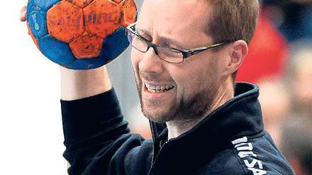 Behält das Zepter in der Hand. VfL-Trainer Jens Deffke verlängert in Potsdam.