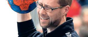 Behält das Zepter in der Hand. VfL-Trainer Jens Deffke verlängert in Potsdam.