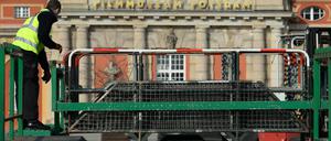 Die Polizei bereitet sich am Filmmuseum auf die Pogida-Demo vor.