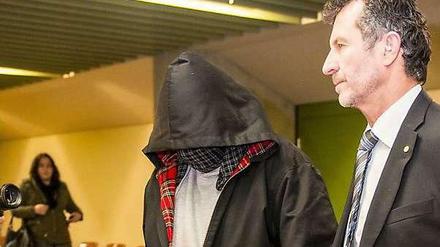 Ex-V-Mann Carsten Sz. alias "Piatto" hier auf dem Weg zu seiner Zeugenvernehmung vor dem Münchner Oberlandesgericht im NSU-Prozess.
