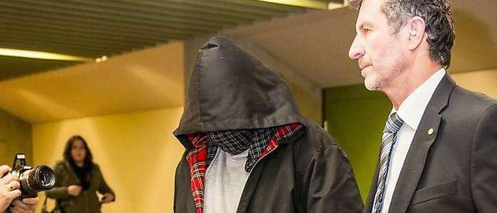 Ex-V-Mann Carsten Sz. alias "Piatto" hier auf dem Weg zu seiner Zeugenvernehmung vor dem Münchner Oberlandesgericht im NSU-Prozess.