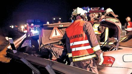Gegen die Leitplanke. Der Mercedes-Fahrer wurde leicht verletzt.