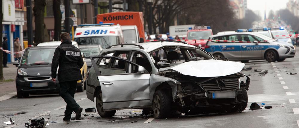 Die Bismarckstraße in Berlin-Charlottenburg: In dem Wagen kam es während der Fahrt zu einer Explosion, der Fahrer kam dabei uns Leben.