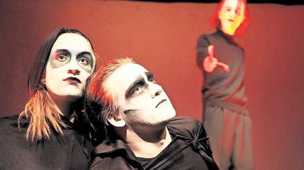 Verloren in der Kälte. Omega (Lili Winderlich) und Pi (Gregor Mitzka) in "Der König vom Berg".