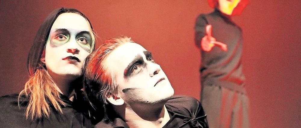Verloren in der Kälte. Omega (Lili Winderlich) und Pi (Gregor Mitzka) in "Der König vom Berg".