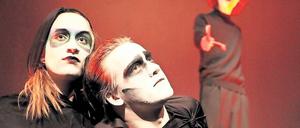 Verloren in der Kälte. Omega (Lili Winderlich) und Pi (Gregor Mitzka) in "Der König vom Berg".