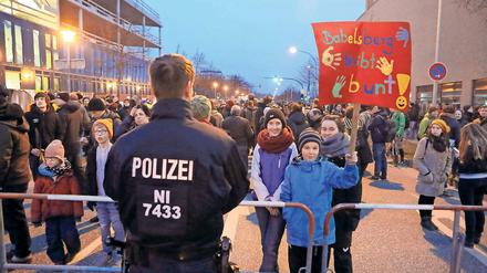 Protest. Gegendemonstranten am Mittwoch am Hauptbahnhof.