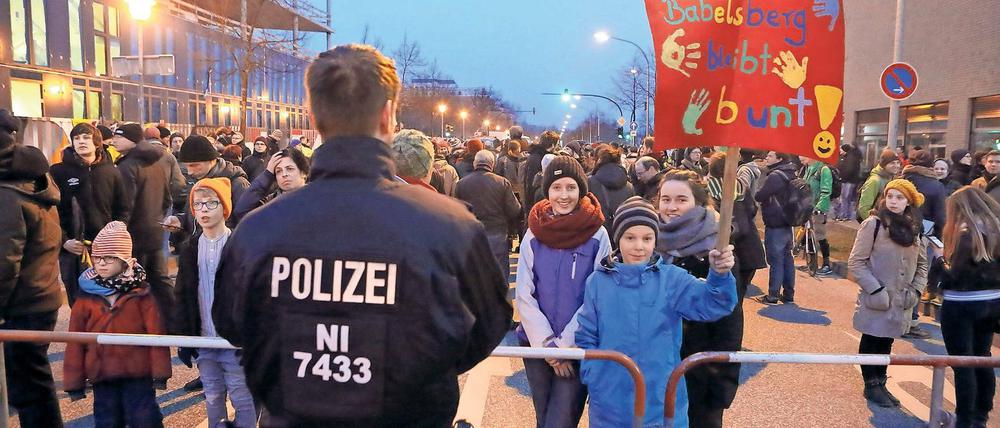 Protest. Gegendemonstranten am Mittwoch am Hauptbahnhof.