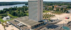 Stein des Anstoßes. Ein Bürgerbegehren soll das Hotelhochhaus retten.