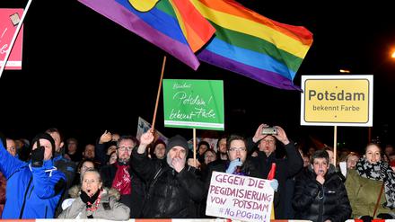 Potsdamer demonstrierten gegen den achten Pogida-Aufmarsch am 9. März durch die Innenstadt.