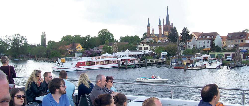 Beliebter Seeblick. Vom  Rittmeister sind es nur wenige Schritte bis an den Plessower See (l.), laut Christian Fox ist das einer der Vorteile seines Hotels. Wie der Rittmeister auch wird Werder bei Gästen immer beliebter, es kommen mehr und sie bleiben länger. Besonders zur Ende April startenden Baumblüte wird die Insel voll.