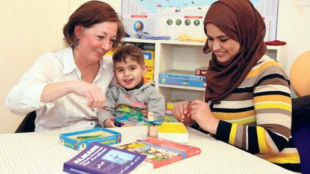 Potenzial. Die Kleinmachnowerin Paula Ziehr will die Fähigkeiten der alleinerziehenden Mutter Ruqaiah Mubarak fördern.