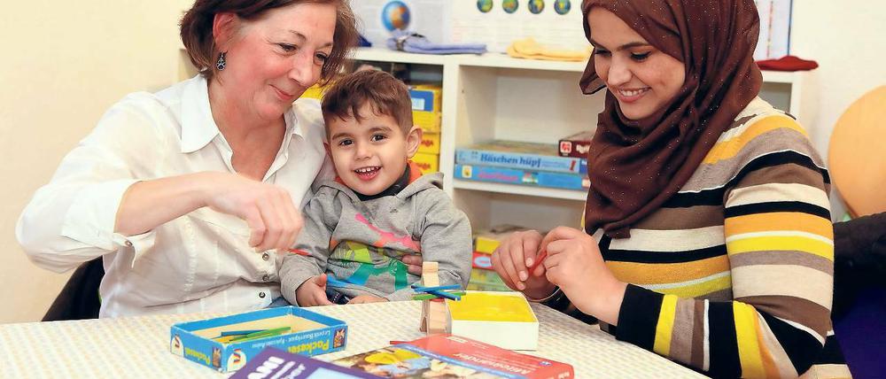 Potenzial. Die Kleinmachnowerin Paula Ziehr will die Fähigkeiten der alleinerziehenden Mutter Ruqaiah Mubarak fördern.