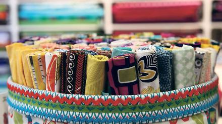 Individualität statt Massenware. Selbstgenähtes ist einmalig, Handarbeiten wie Stricken und Nähen sind wieder angesagt. In den Potsdamer Stoffläden, die Handarbeitskurse anbieten, bekommt man meist alles, was man für das Hobby braucht: Hunderte Stoffe in verschiedenen Mustern und Strukturen, Bänder und Borten, Knöpfe und Reißverschlüsse. Vor allem aber auch fachmännische Anleitung.
