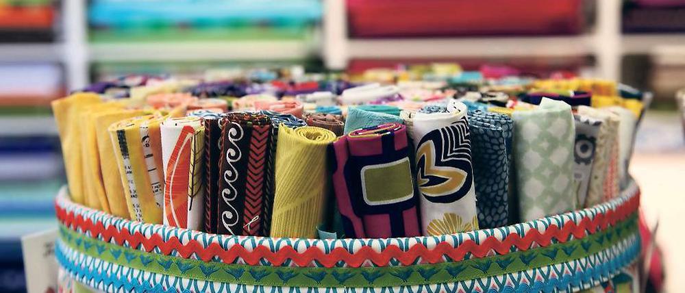 Individualität statt Massenware. Selbstgenähtes ist einmalig, Handarbeiten wie Stricken und Nähen sind wieder angesagt. In den Potsdamer Stoffläden, die Handarbeitskurse anbieten, bekommt man meist alles, was man für das Hobby braucht: Hunderte Stoffe in verschiedenen Mustern und Strukturen, Bänder und Borten, Knöpfe und Reißverschlüsse. Vor allem aber auch fachmännische Anleitung.