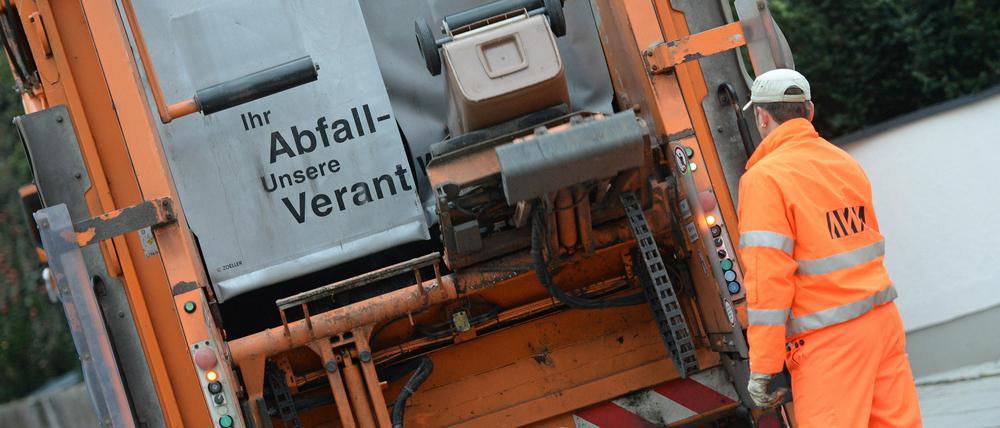 Zusammenstoß. Der Radfahrer war bei einem Unfall mit einem Auto der Müllabfuhr verletzt worden.
