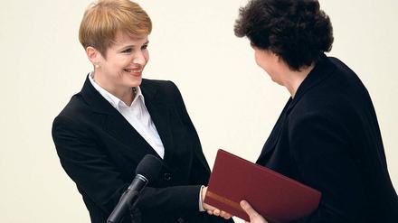 Wechsel. Landtagspräsidentin Britta Stark (r.) gratuliert am Mittwoch der neuen Wissenschaftsministerin Martina Münch nach dem Ablegen des Amtseides.