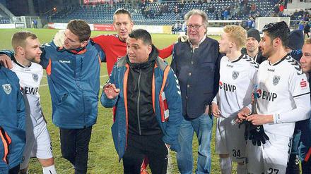 Der Cheftrainer hat das Wort. Cem Efe ist Kritiker und Realist in einem. Seine Mannschaft steht nach zwei Dritteln der Saison auf dem sechsten Tabellenplatz der Fußball-Regionalliga Nordost. Efes Zwischenfazit: „Wir stehen zurecht da, wo wir jetzt sind.“ 