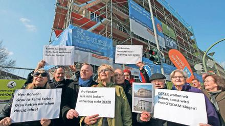 Richtfest mit Protest: Kritiker bestehen auf einer ockerfarbenen Fassade, die Volksbank will grau "mit gelben Eineinschlüssen".