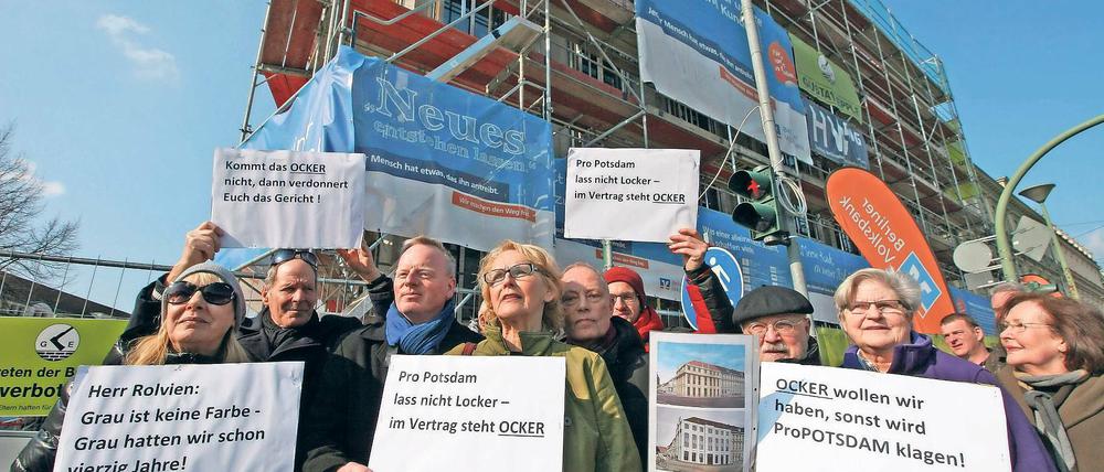 Richtfest mit Protest: Kritiker bestehen auf einer ockerfarbenen Fassade, die Volksbank will grau "mit gelben Eineinschlüssen".