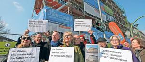 Richtfest mit Protest: Kritiker bestehen auf einer ockerfarbenen Fassade, die Volksbank will grau "mit gelben Eineinschlüssen".