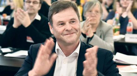 Die Brandenburger Linke hat ihren bisher starken Mann, Parteichef und Finanzminister Christian Görke, beim Parteitag in Templin abgestraft – das schlechteste Ergebnis eines Parteivorsitzenden der Landes-Linken in den vergangenen zehn Jahren.