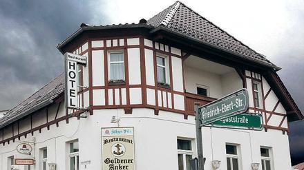 Früher Hotel, bald Flüchtlingsunterkunft. Die ersten acht minderjährigen Asylbewerber sollen in den kommenden zwei Wochen ins „Anker-Haus“ einziehen. Bevor im März mehr Teenager in die Caputher Ortsmitte ziehen, muss unter anderem ein zweiter Rettungsweg angelegt werden.
