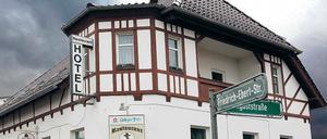 Früher Hotel, bald Flüchtlingsunterkunft. Die ersten acht minderjährigen Asylbewerber sollen in den kommenden zwei Wochen ins „Anker-Haus“ einziehen. Bevor im März mehr Teenager in die Caputher Ortsmitte ziehen, muss unter anderem ein zweiter Rettungsweg angelegt werden.