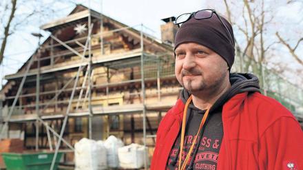 Vom alten Fährhaus in Uetz legt längst keine Fähre mehr ab. Henry Sawade und seine Lebensgefährtin sanieren das Gebäude aus dem 19. Jahrhundert mit viel Liebe zum Detail.