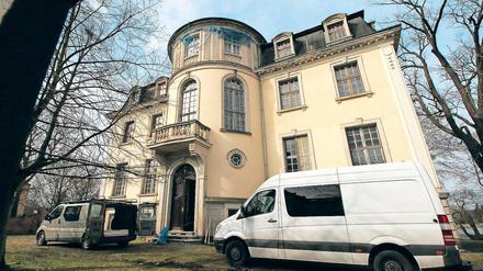 Tür offen. Seit Jahren steht die Villa leer, jetzt sind Handwerker vor Ort.
