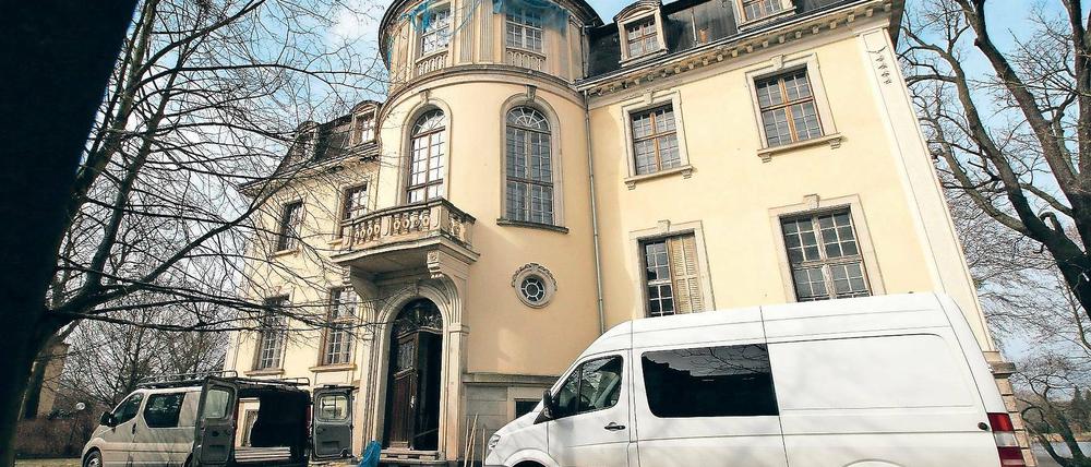Tür offen. Seit Jahren steht die Villa leer, jetzt sind Handwerker vor Ort.