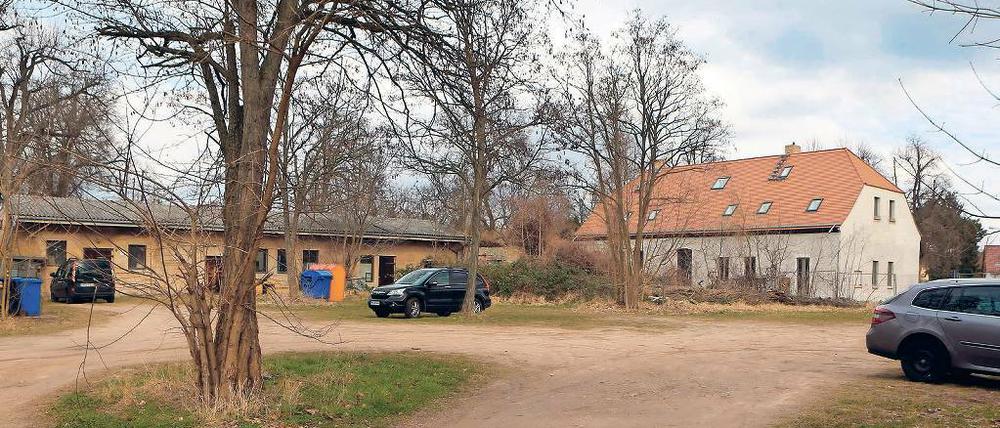Der erste Schritt. Seit Kurzem ist das alte Brauhaus auf dem Wirtschaftshof saniert (Foto l.). Dort wurden Ferienwohnungen eingerichtet. Die Nachbargebäude, die alten Stallungen sowie das Logierhaus, sind noch unberührt. Historische Bilder zeigen, wie prächtig es früher rund um das Schloss aussah.