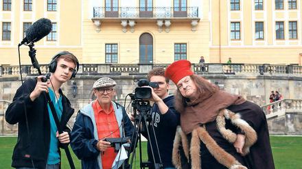 Drehort Moritzburg. Filmschüler mit Koordinator Uwe Fleischer (2.v.l.).