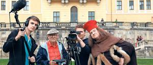 Drehort Moritzburg. Filmschüler mit Koordinator Uwe Fleischer (2.v.l.).