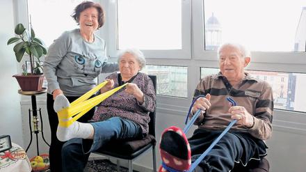 Muskelkater inklusive. Elfriede März (M.) und ihr Mann Karl-Heinz beim Mittwochstraining. Weil sie nicht mehr so gut zu Fuß sind, findet das in ihrer Wohnung statt. „Gesundheitsbuddy“ Edith Hanke-Sturm besucht das Ehepaar und zeigt ihnen die Übungen.