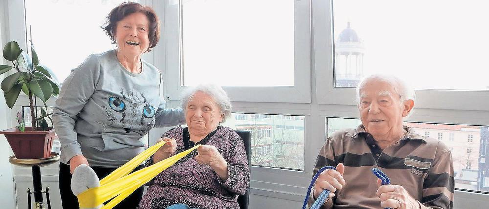 Muskelkater inklusive. Elfriede März (M.) und ihr Mann Karl-Heinz beim Mittwochstraining. Weil sie nicht mehr so gut zu Fuß sind, findet das in ihrer Wohnung statt. „Gesundheitsbuddy“ Edith Hanke-Sturm besucht das Ehepaar und zeigt ihnen die Übungen.