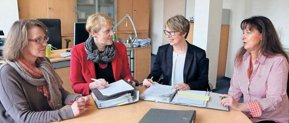 Frauenpower im Rathaus. Bürgermeisterin Hoppe mit ihren Fachbereichsleiterinnen Simone Wieteck-Barthel, (l.), Ute Lietz (2.v.l.) und Kerstin Murin (r.).