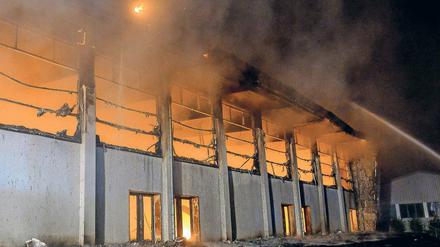 Im Fadenkreuz. Ende August 2015 stand in Nauen eine Sporthalle in Flammen. Sie war als Notunterkunft für Flüchtlinge geplant.