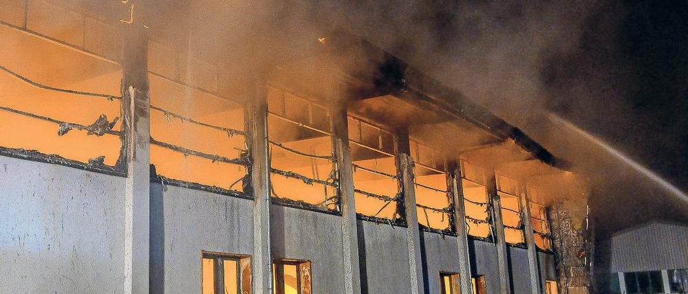 Im Fadenkreuz. Ende August 2015 stand in Nauen eine Sporthalle in Flammen. Sie war als Notunterkunft für Flüchtlinge geplant.