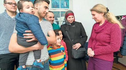 Zuhören. Flüchtlingspfarrerin Elisabeth Rosenfeld bei der Arbeit. Zuhören, Sorgen ernst nehmen und Seelsorge – das sind die Aufgaben, die Flüchtlingspfarrerin Elisabeth Rosenfeld in ihrer Arbeit vor allem sieht.