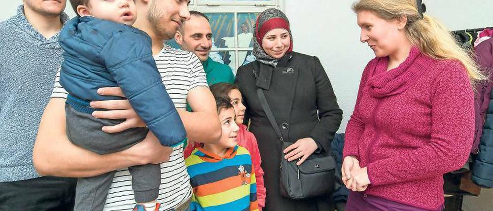 Zuhören. Flüchtlingspfarrerin Elisabeth Rosenfeld bei der Arbeit. Zuhören, Sorgen ernst nehmen und Seelsorge – das sind die Aufgaben, die Flüchtlingspfarrerin Elisabeth Rosenfeld in ihrer Arbeit vor allem sieht.
