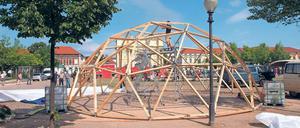 Auf das Grundgerüst aus Fichte werden Zeltbahnen gespannt, die man an mehreren Stellen offen lassen kann. Die sogenannten Dome wurden schon zur Potsdamer Erlebnisnacht (o.) oder zu Hochzeiten vermietet.