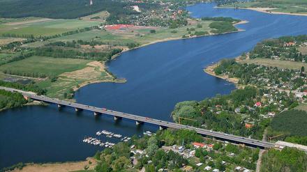 Die Autobahnbrücke über den Zernsee bei Töplitz.